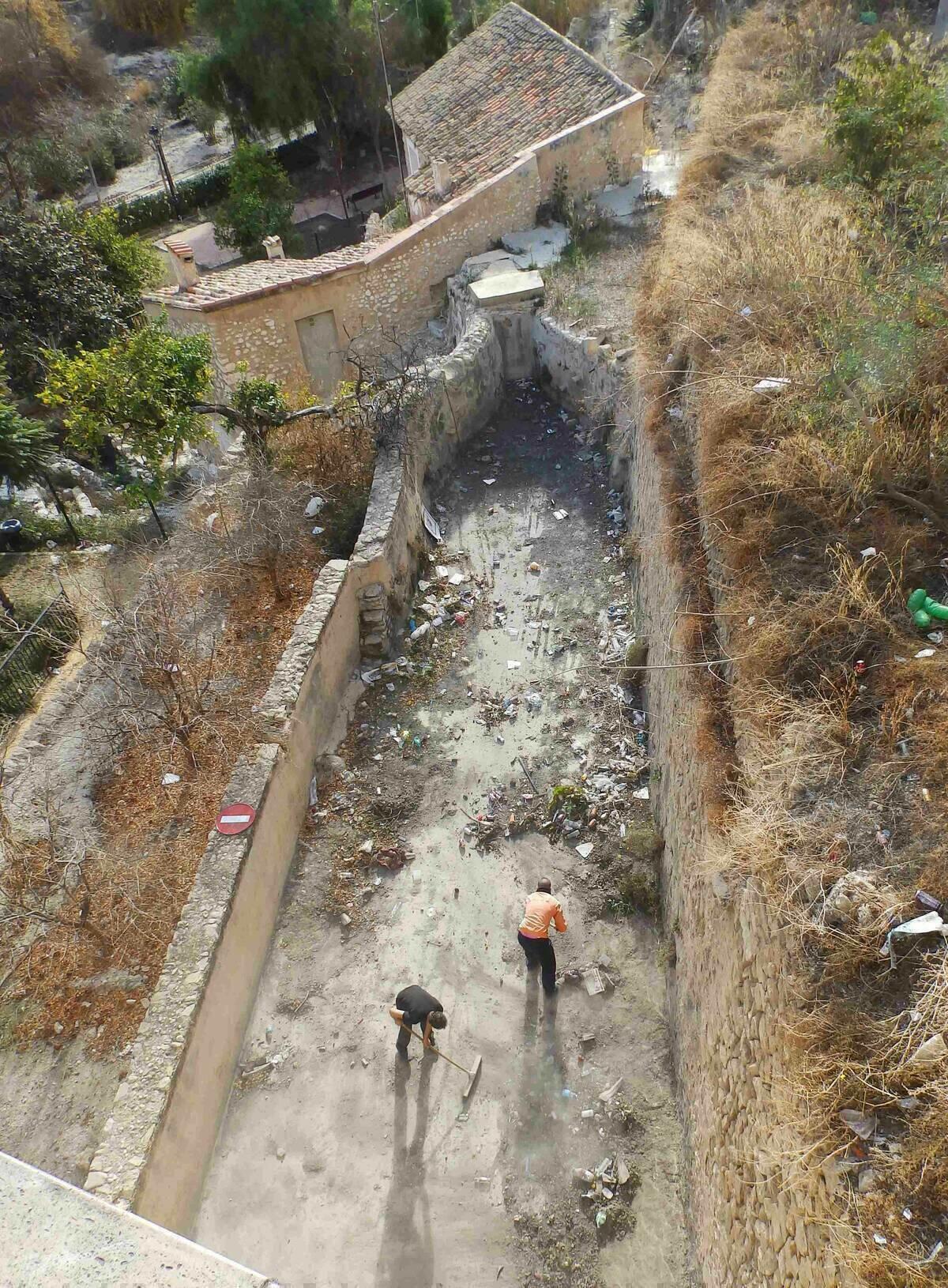 La Vila Joiosa limpia la balsa de captaci&oacute;n del Molino Real de la Llobeta