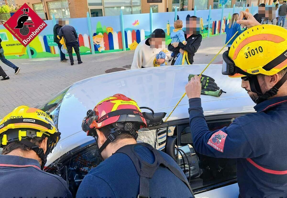 RESCATE DE UN BEBE DEL INTERIOR DE UN VEHICULO