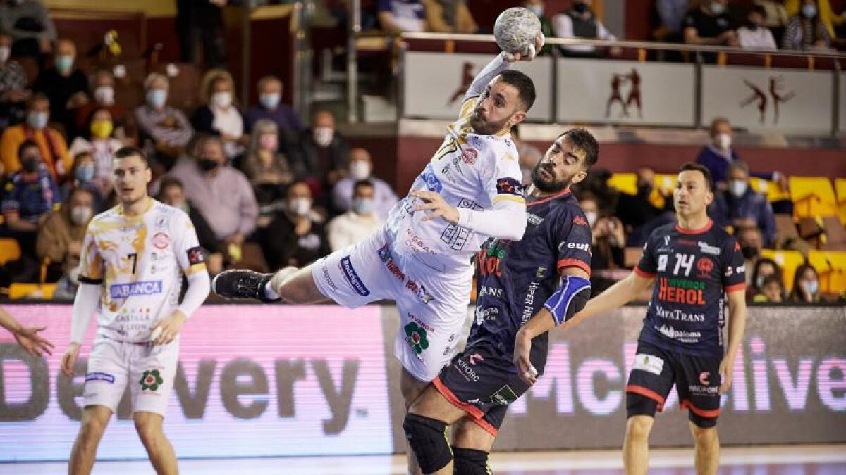 El pivote Dragan Soljic cerrará la plantilla del Balonmano Benidorm