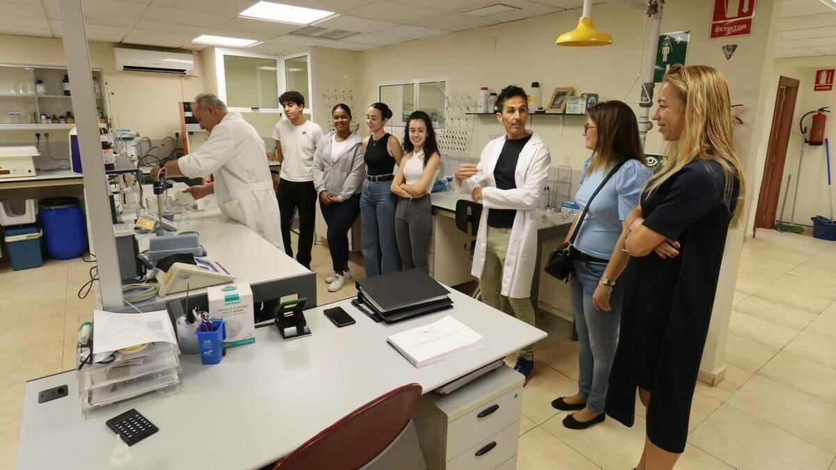 Alumnos de 2º de Bachillerato del Bernat de Sarrià visitan el laboratorio municipal