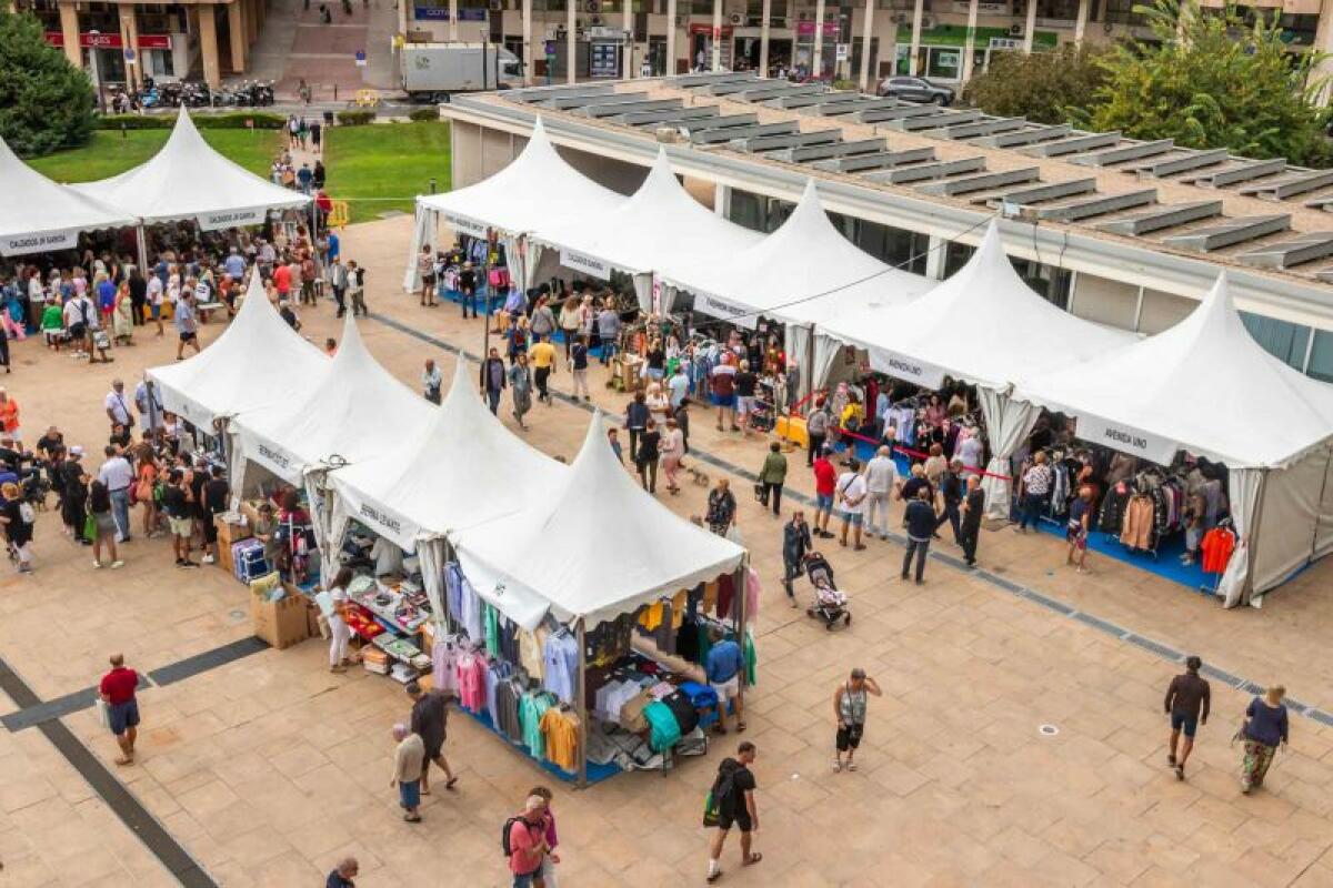 La X Feria Outlet arranca en Benidorm con una veintena de comercios y elevada participación de público 