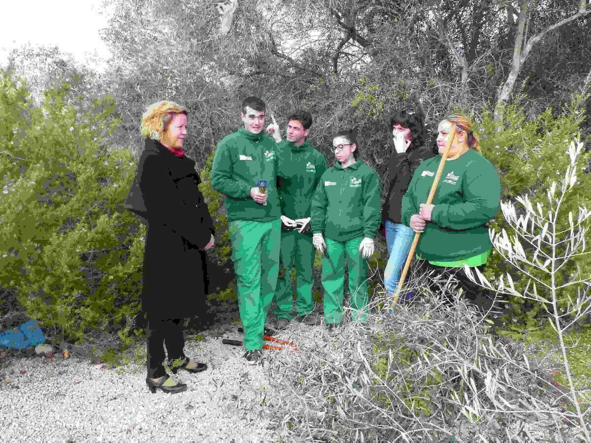 Alumnos de la especialidad de jardiner&iacute;a del proyecto &lsquo;BENIDORM INCLUSI&Oacute;n&rsquo; trabajan en los jardines del Rac&oacute; de L&rsquo;Oix