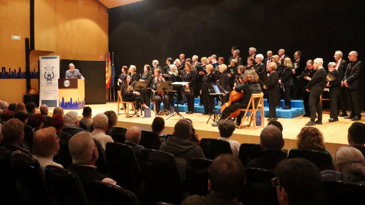 Lleno en el Salón de Actos para acompañar a la Coral de la Unión Musical de Benidorm en su XV aniversario