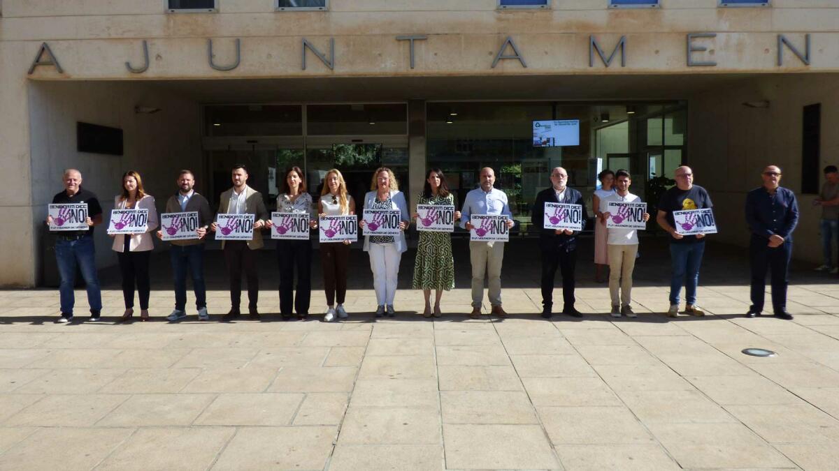 Benidorm guarda un minuto de silencio para condenar el último crimen machista confirmado cometido en Alicante