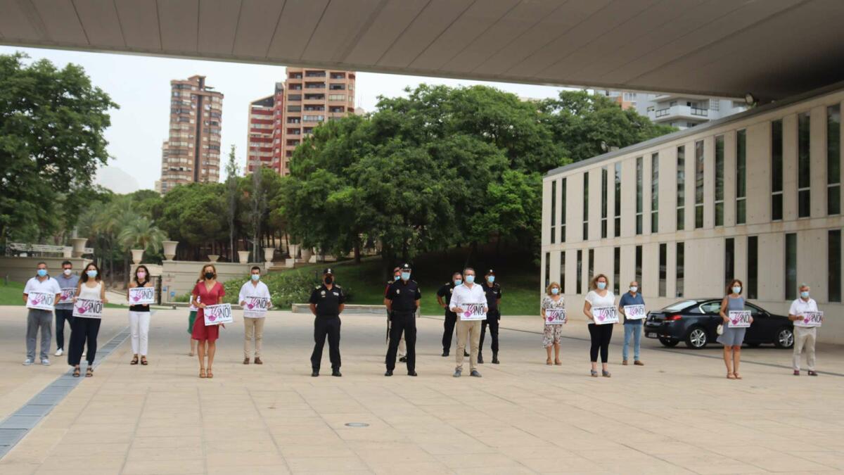 Minuto de silencio en Benidorm en memoria de la mujer muerta en Sevilla