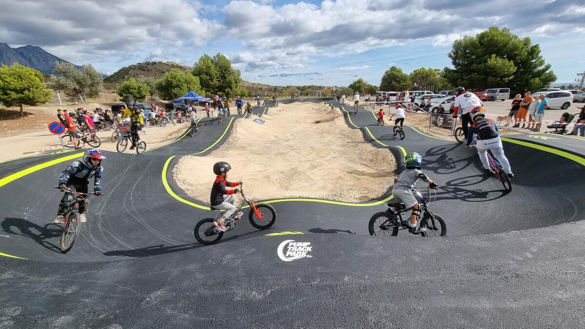 Se inaugura el ‘pumptrack’ de la Vila Joiosa en el polideportivo MaisaLloret