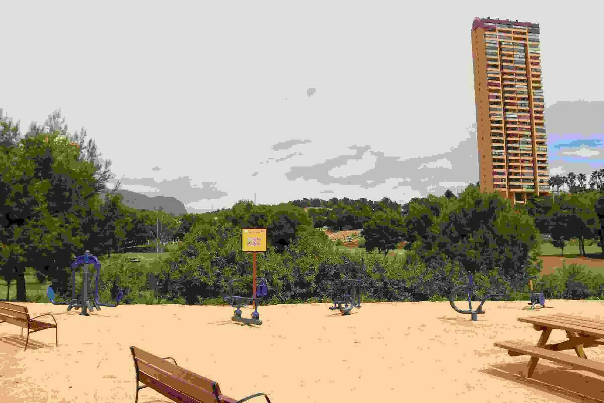  Benidorm abre la zona de ocio y recreo de Adolfo Suárez, con elementos biosaludables y parque para mascotas