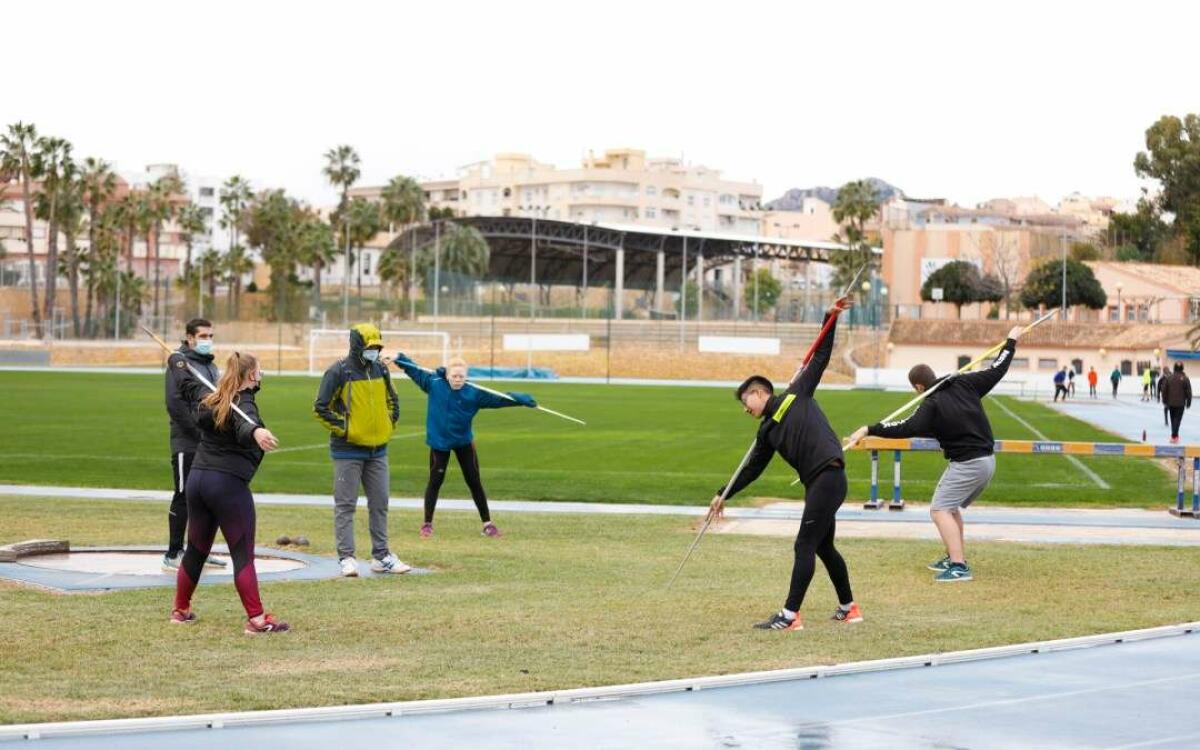 Una veintena de atletas de la Federación Española de Deportes para Ciegos se concentran en l’Alfàs