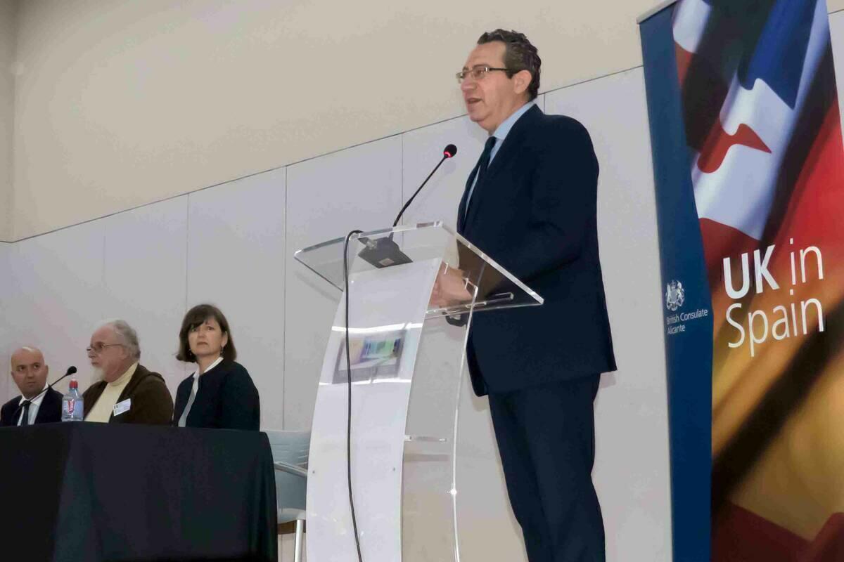 Toni P&eacute;rez se re&uacute;ne con residentes brit&aacute;nicos y la c&oacute;nsul del Reino Unido en Benidorm