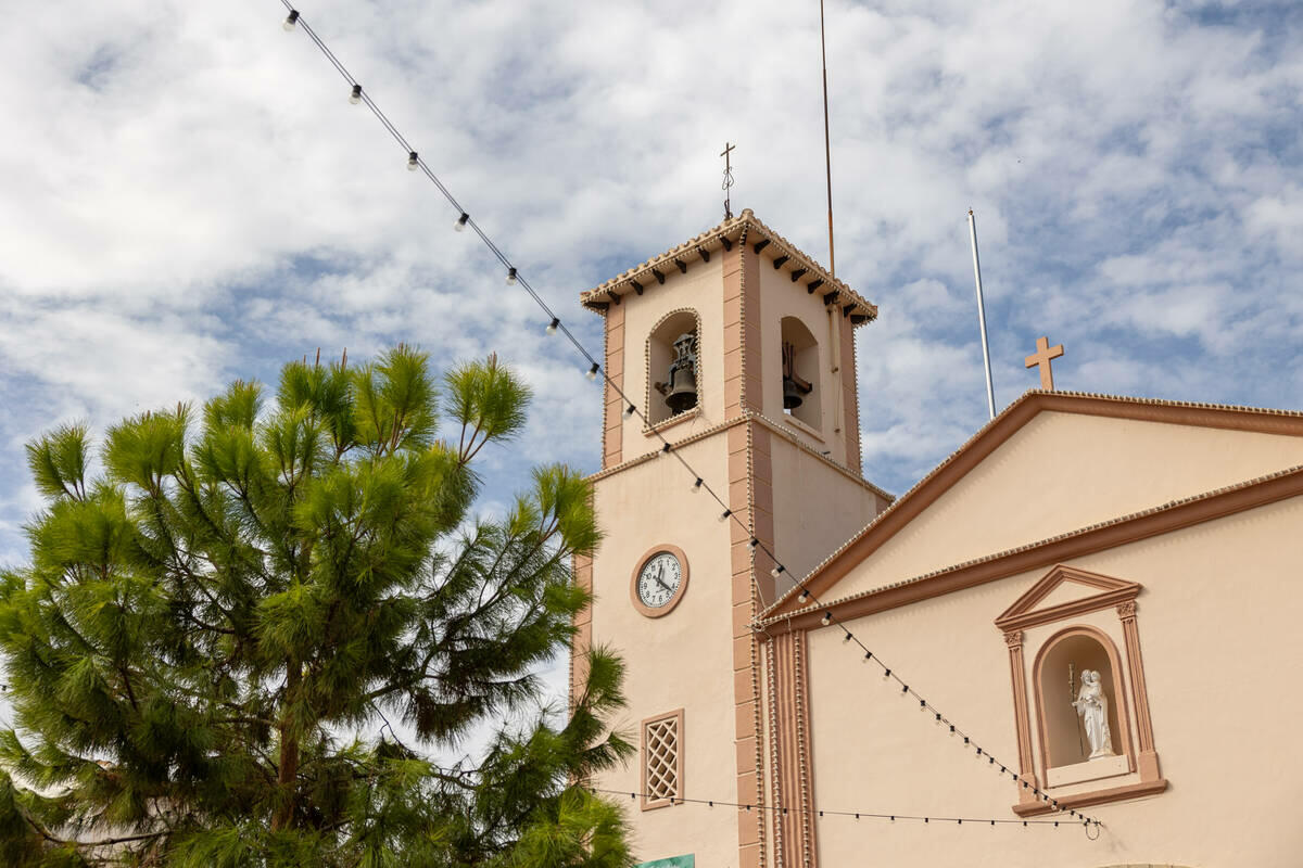 La Comisión de Fiestas y la Parroquia de San José de l'Alfàs organizan una Ofrenda de Flores Solidaria