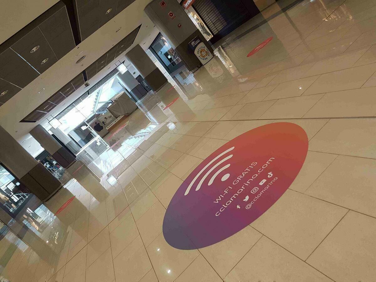El centro y parque comercial La Marina ha realizado trabajos de acondicionamiento y mejora de la red WiFi .