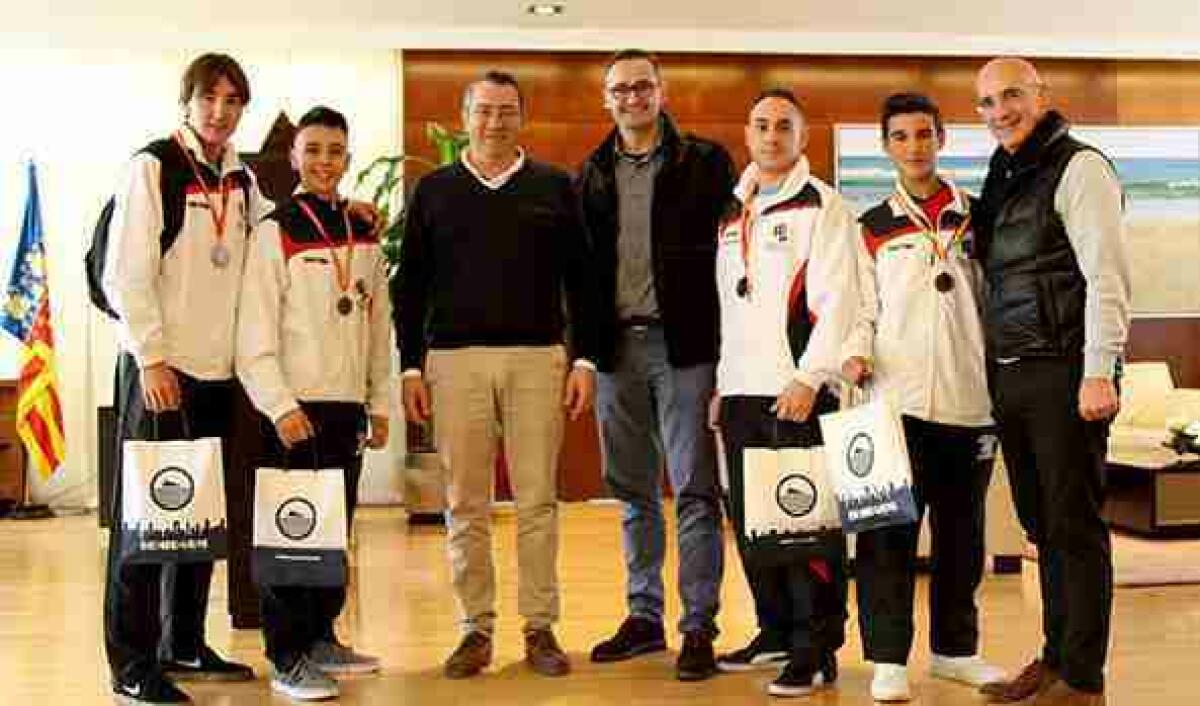 Los luchadores del Club Tae Benidorm lucen sus trofeos tras el campeonato de Espa&ntilde;a