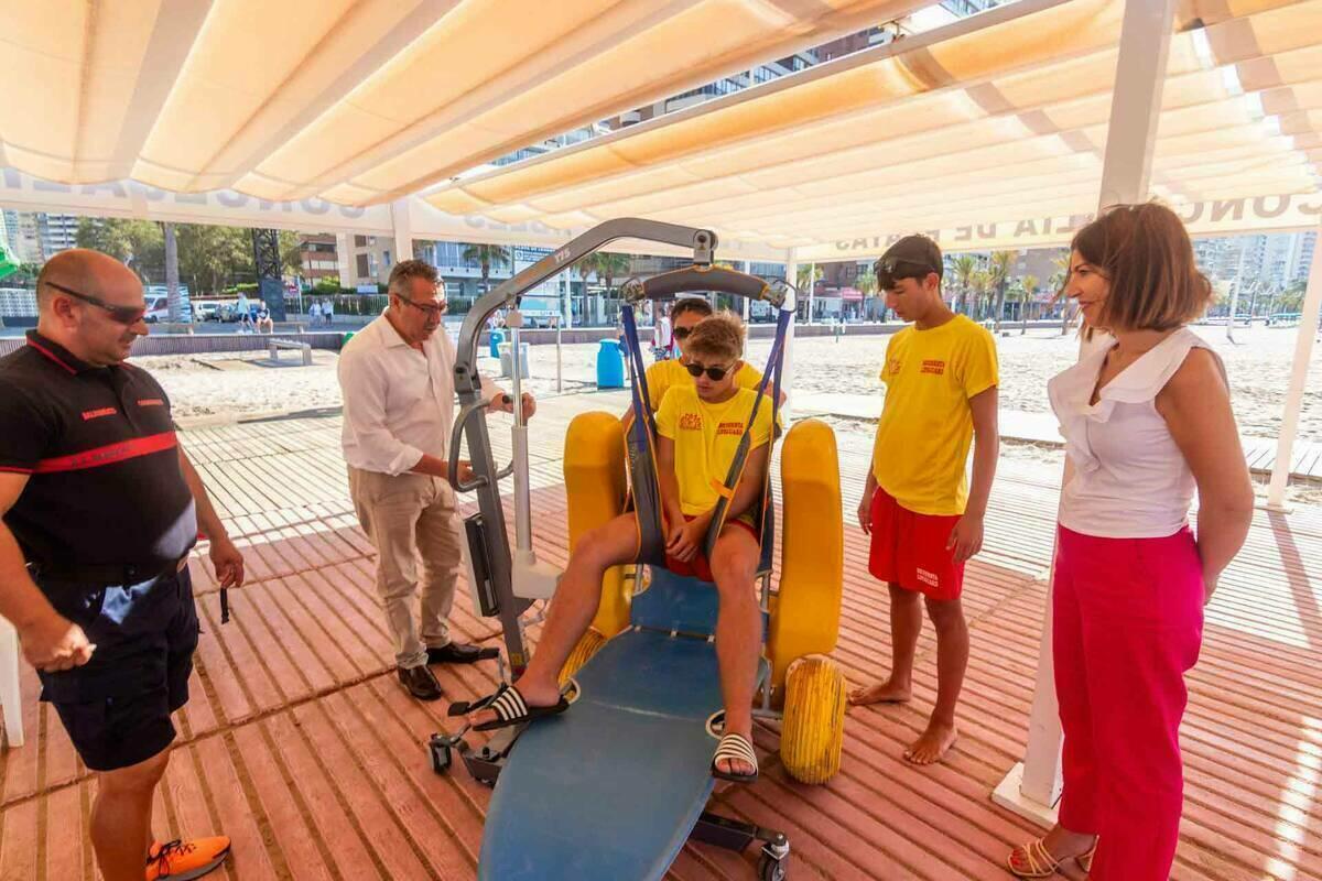 Benidorm incorpora en las Playas Accesibles una grúa para facilitar aún más el baño de personas con movilidad reducida 