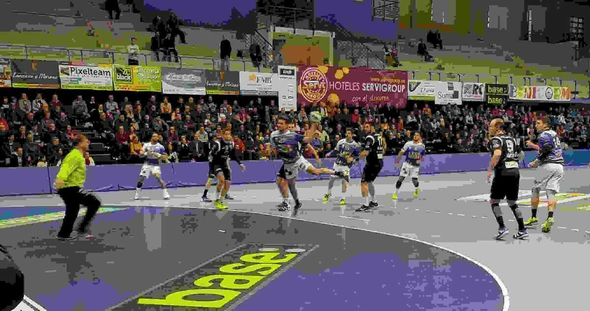 El Balonmano Benidorm consigue los dos puntos sabiendo sufrir al final