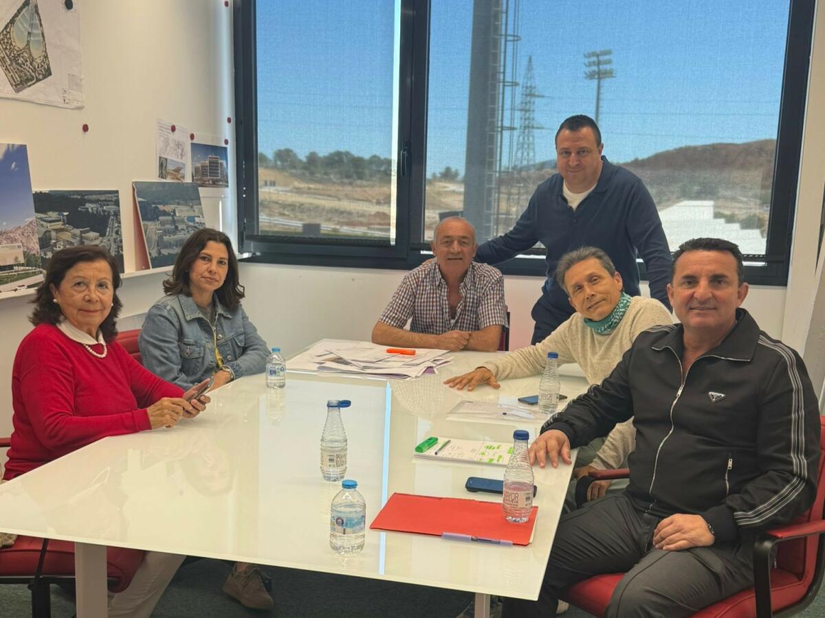 El alcalde se re&uacute;ne con vecinos de la Urbanizaci&oacute;n Kristal