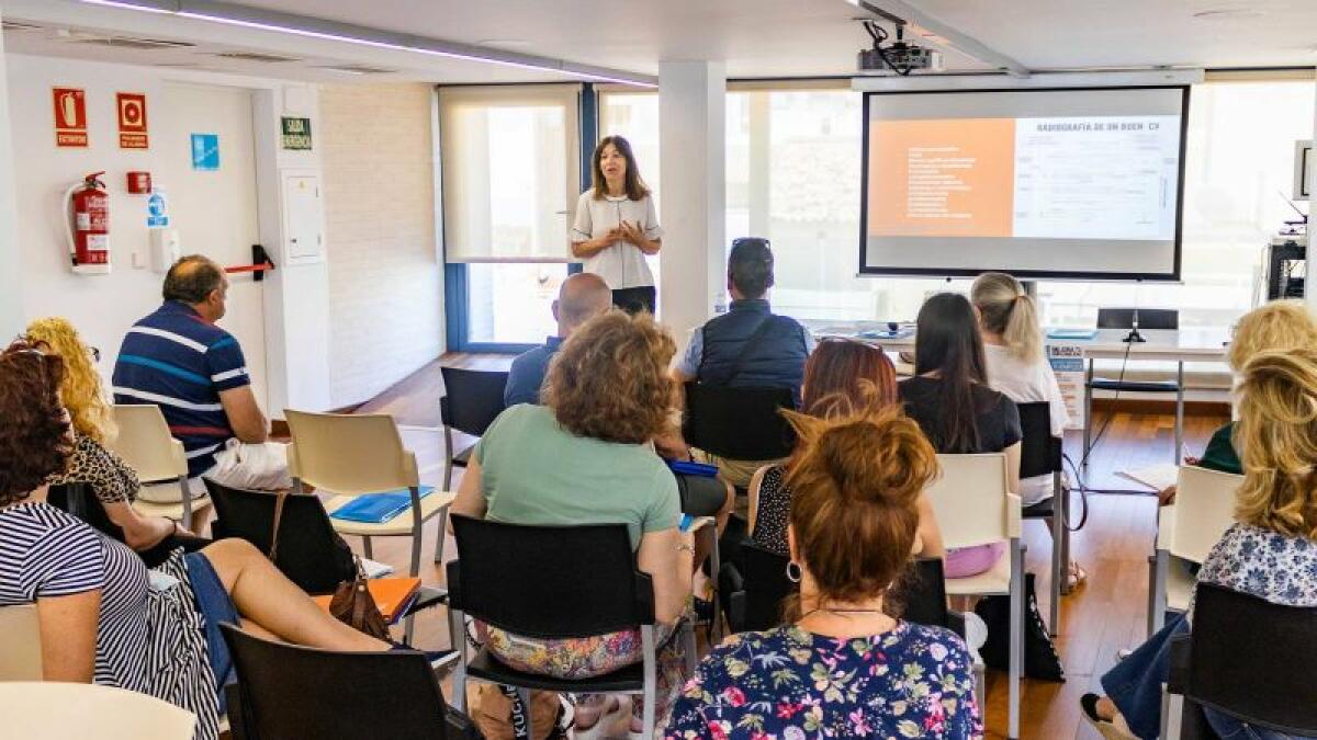 Empleo duplica los fondos para impulsar proyectos emprendedores en Benidorm 