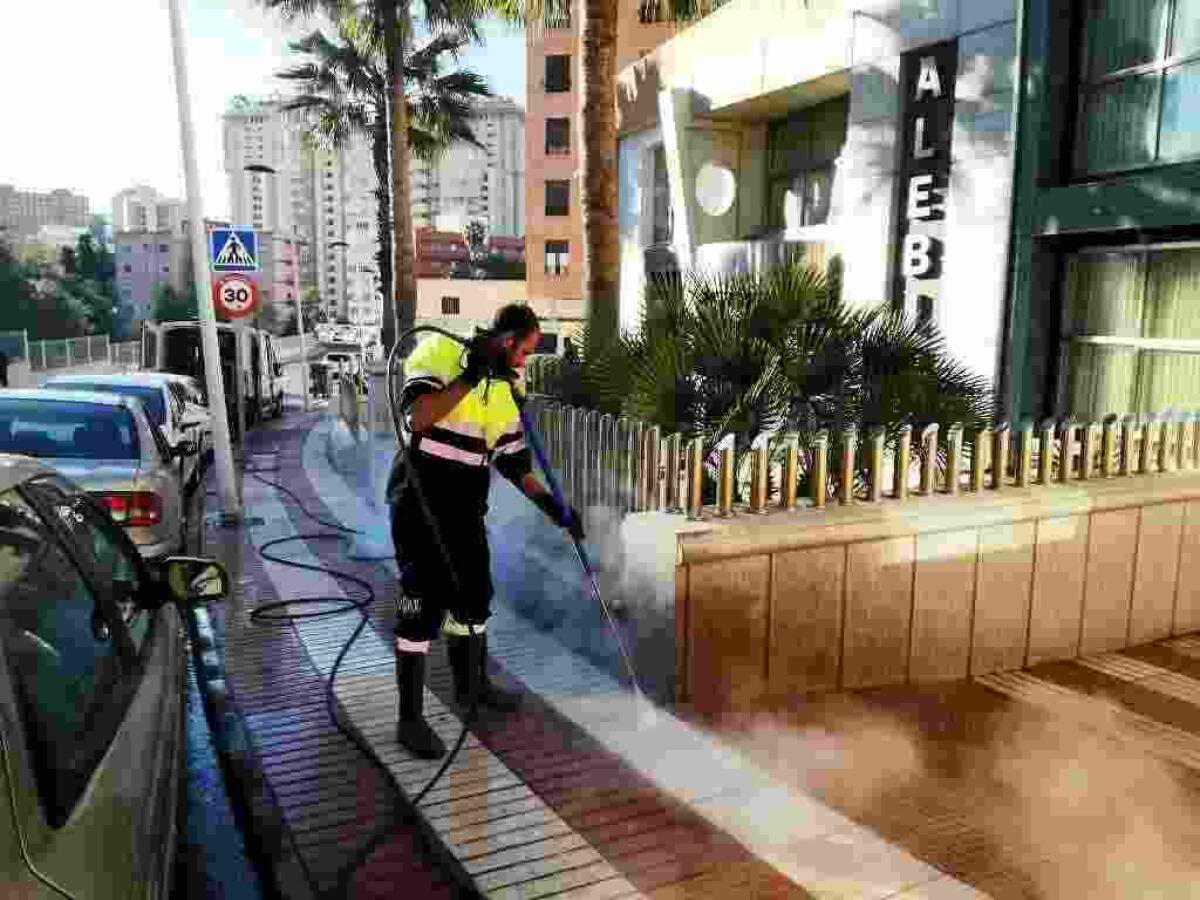 Siguen las mejoras en limpieza y recogida de residuos en la avenida Marina Baixa y el paseo mar&iacute;timo de la Cala de Finestrat