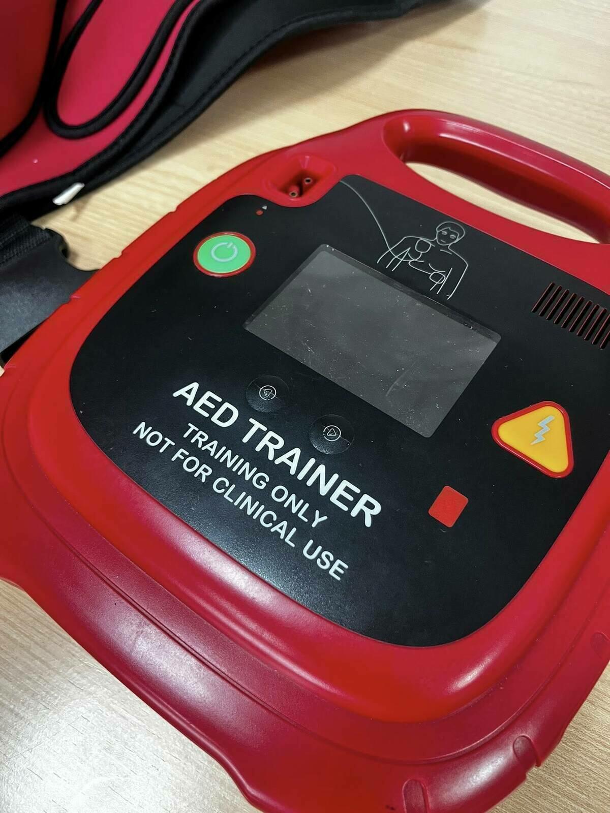 FINESTRAT, MUNICIPIO CARDIOPROTEGIDO, REFUERZA SU EQUIPAMIENTO CON LA INCORPORACI&Oacute;N DE NUEVOS  DESFIBRILADORES 