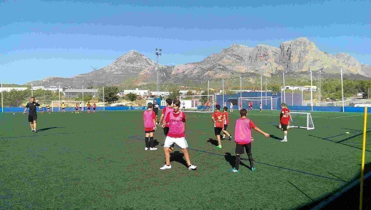 70 escolares participan en el XI Campus de F&uacute;tbol del C.F. La Nuc&iacute;a