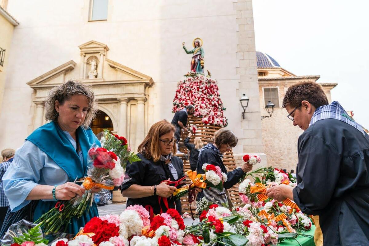 Más de 4000 personas portan flores a la patrona en la popular ofrenda de las Lágrimas de Santa Marta