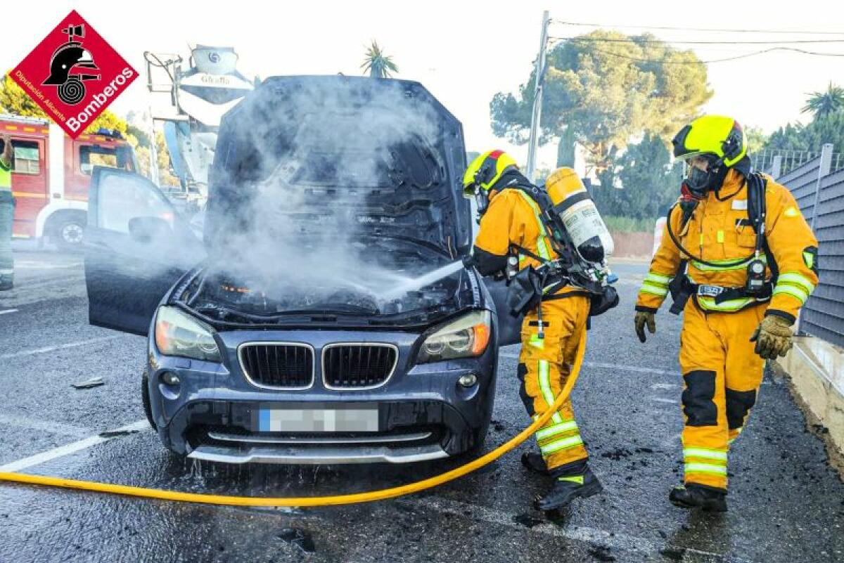 A primera hora de la mañana de este viernes, se ha declarado un Incendio de un vehículo, en los accesos principales a la Urbanización Coblanca en Benidorm