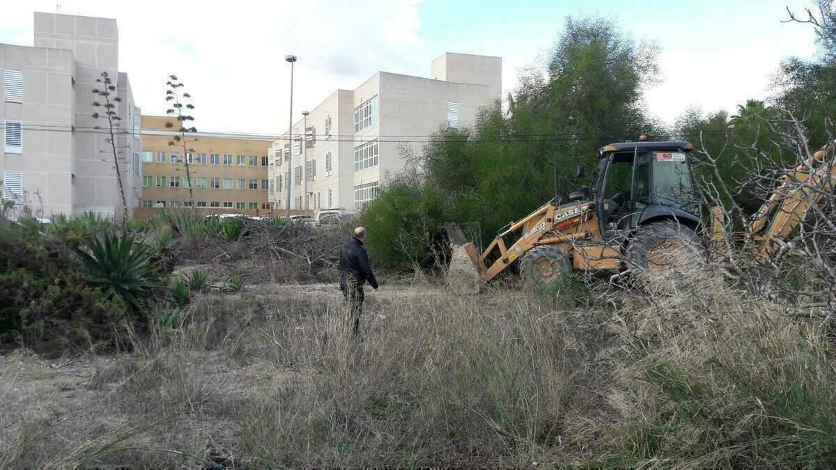 La Vila &middot; El Ayuntamiento limpia y adec&uacute;a la parcela prevista para la ampliaci&oacute;n del Hospital de la Marina Baixa