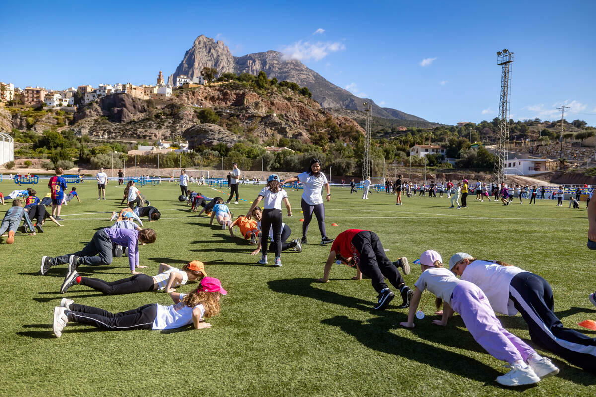 FINESTRAT CELEBRA EL DÍA DEL DEPORTE 2025 CON EL LEMA “ACÍ JUGUEM TOTS CONTRA EL BULLYING” 