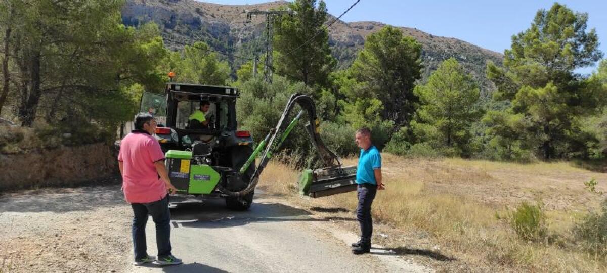 TRABAJOS DE LIMPIEZA Y DESBROCE EN LOS CAMINOS RURALES DE FINESTRAT PARA MEJORAR LA SEGURIDAD EN LA CIRCULACIÓN Y PREVENIR INCENDIOS FORESTALES