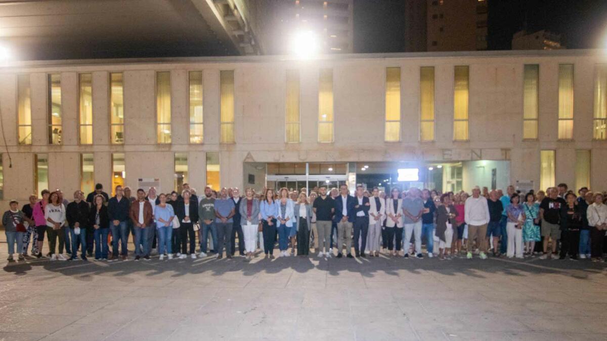 Benidorm guarda un minuto de silencio por las v&iacute;ctimas del accidente de Urda y se suma al luto nacional de tres d&iacute;as
