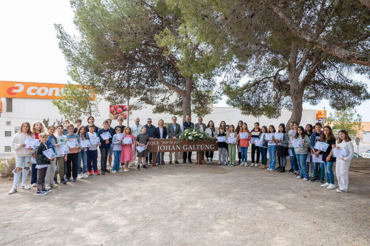 L’Alfàs dedica un emotivo recuerdo al científico y mediador en conflictos Johan Galtung