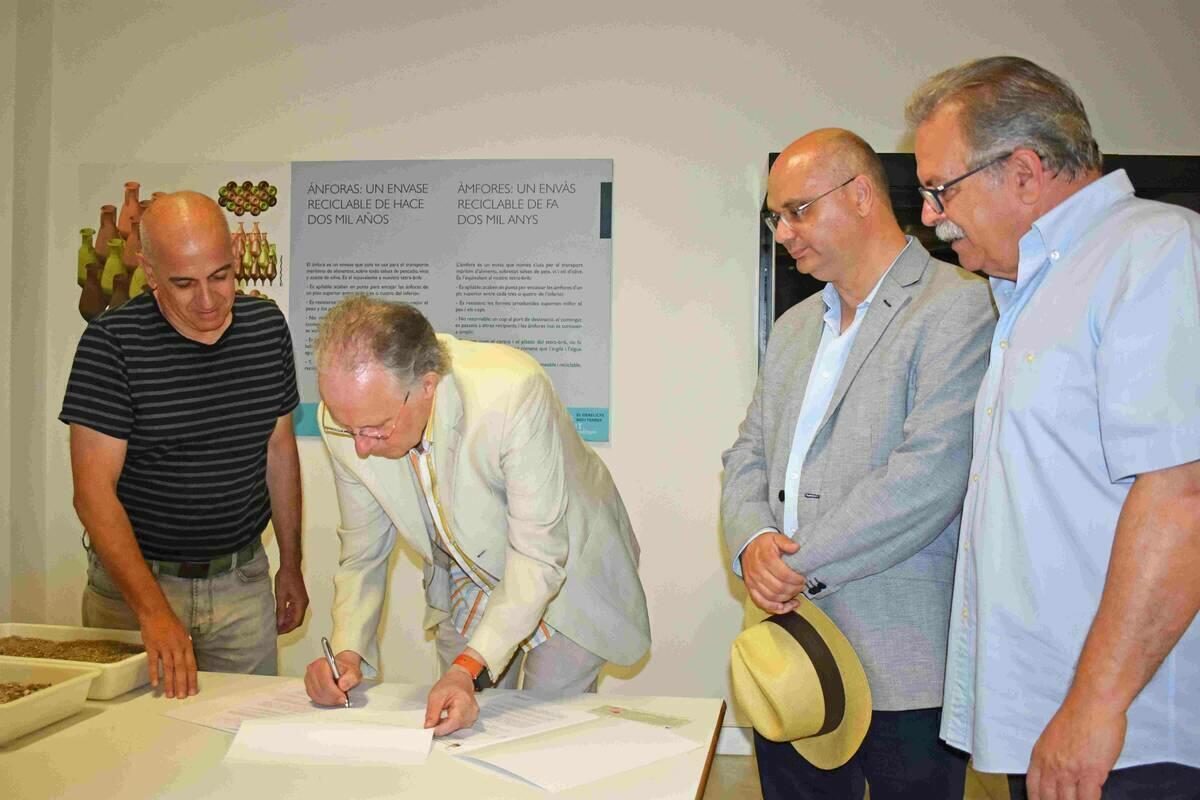 Noruegos residentes en La Vila Joiosa realizan una donaci&oacute;n al proyecto del Pecio Bou Ferrer