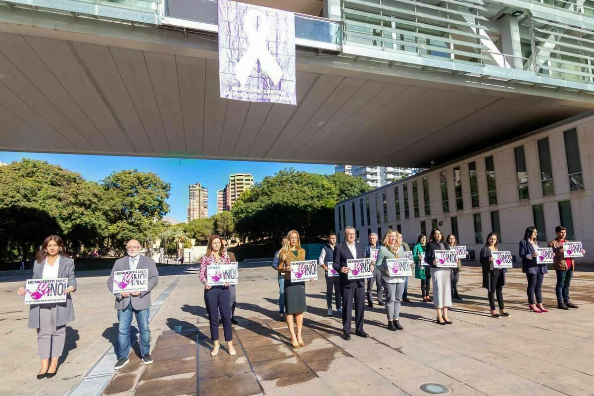 El Ayuntamiento de Benidorm reitera su rechazo a la violencia machista con un gran lazo morado en su fachada principal