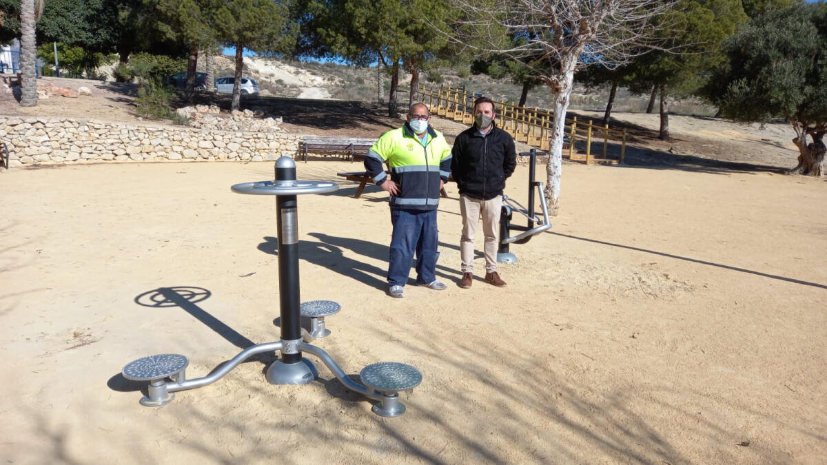 El Ayuntamiento de la Vila Joiosa instala máquinas biosaludables en el parque de la Tellerola