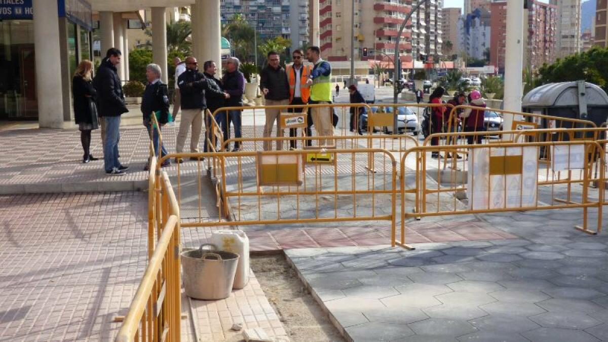 La primera fase de renovación de infraestructuras y mejora de accesibilidad en la avenida Beniardá entra en su fase final con el nuevo pavimento