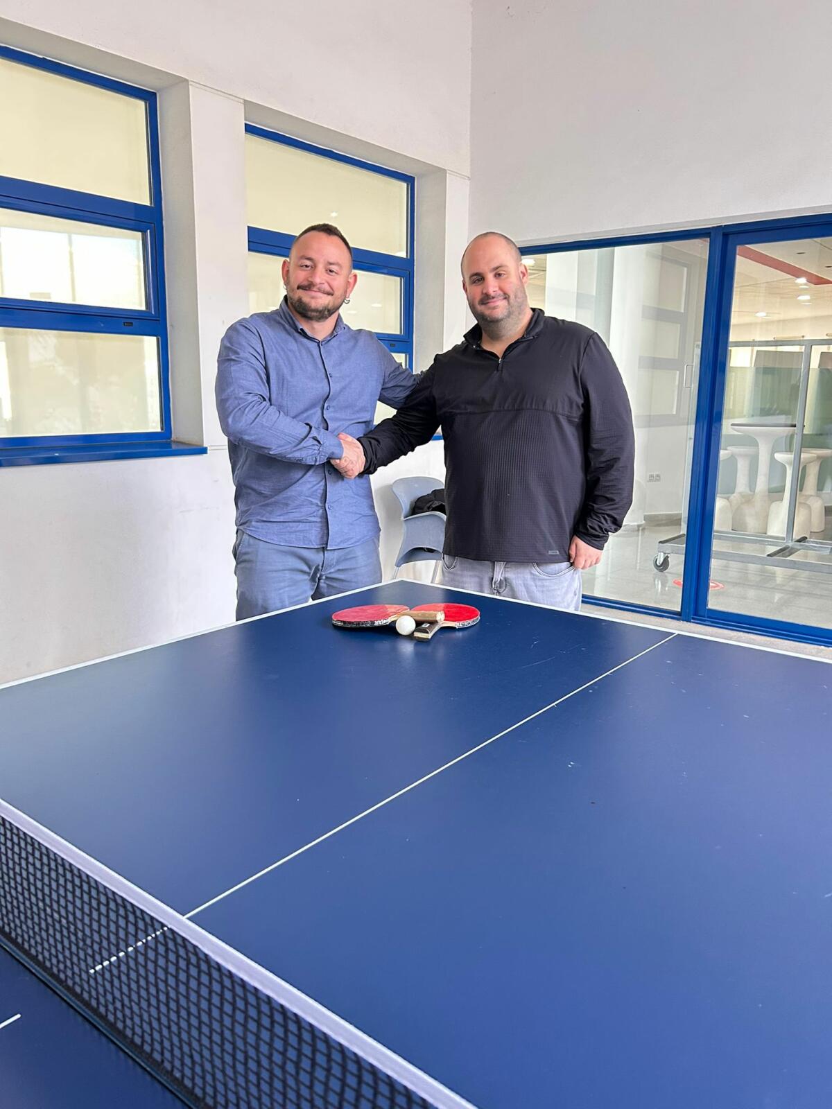 El Club de Tenis de Mesa de Altea aporta una mesa de ping-pong al Centro Juvenil