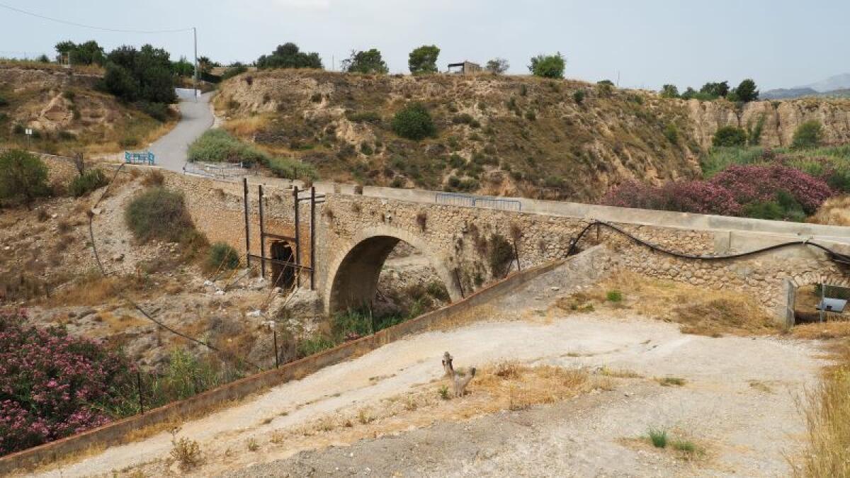 El Ayuntamiento de la Vila Joiosa firma el inicio de las obras de rehabilitación del ‘Pont del Salt d’En Gil’