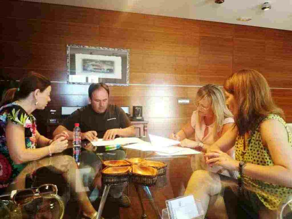 El Ayuntamiento apoya la labor del AMPA del CEIP &ldquo;Balc&oacute; de Finestrat&rdquo; con la firma de un convenio de colaboraci&oacute;n