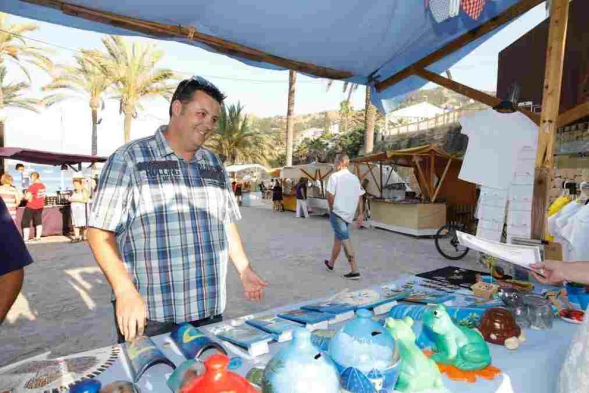 La Feria de Artesanía de la Playa del Racó de l’Albir marca el inicio de la temporada estival