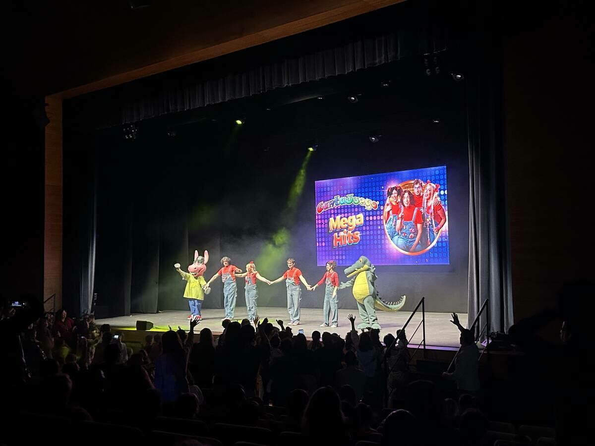 1.200 personas bailaron y cantaron con los “MegaHits” de Cantajuego