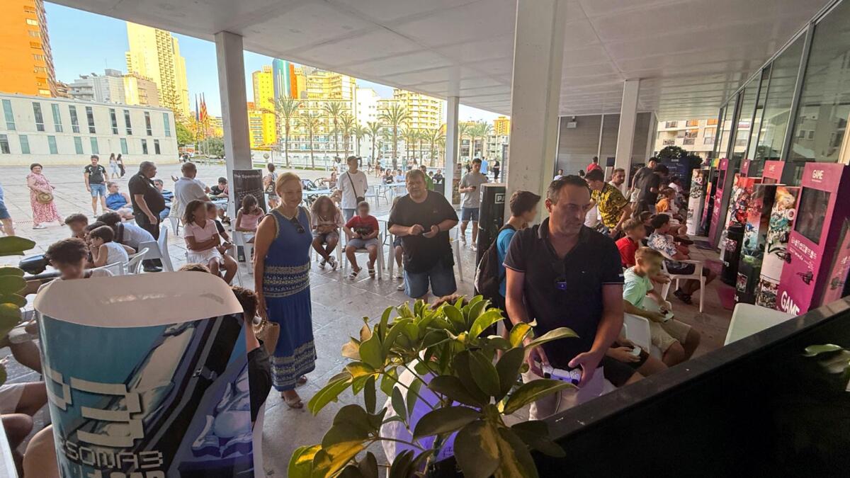 Decenas de niños y jóvenes disfrutan de la primera sesión del ‘Gaming Benidorm Party’