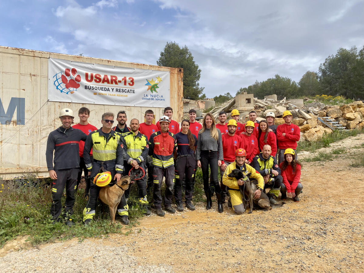 Estudiantes de FP hacen prácticas en el Campo de Entrenamiento de Perros de Rescate