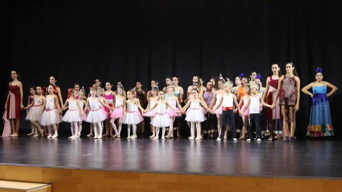 Los alumnos del Conservatorio Municipal de Danza deleitan al público con su Festival de Navidad 