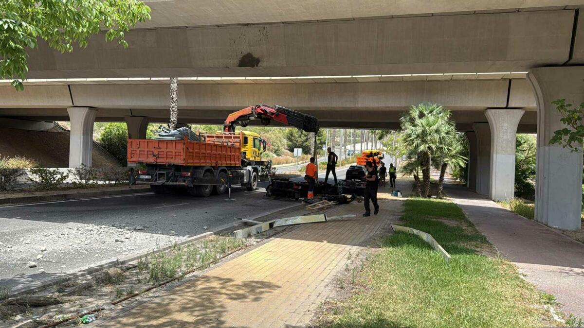 Cerrados al tráfico los carriles que conectan las rotondas de Raphael y La Razón por un incidente con una grúa