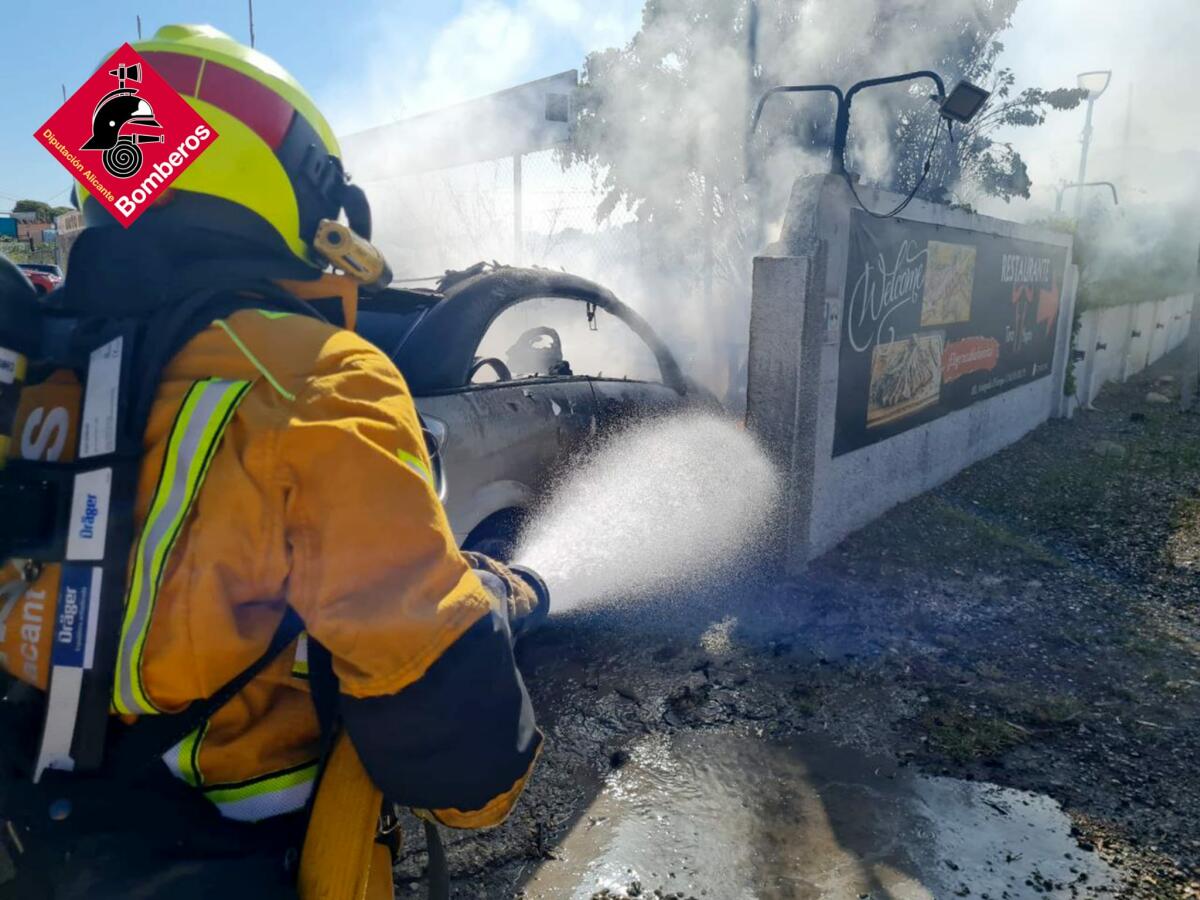 Incendio de vehículo en la N-332 a su paso por Alfaz del Pi.
