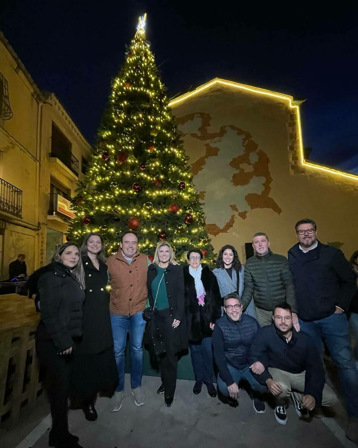 Multitudinario encendido del alumbrado navideño y el Árbol de Navidad de la Plaça del Poble en Finestrat