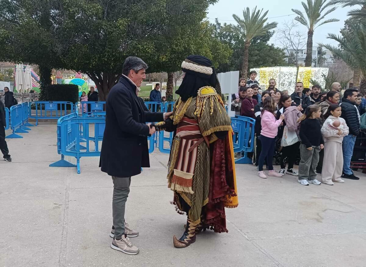 El Cartero Real visita Villajoyosa y recoge las cartas de los ni&ntilde;os y ni&ntilde;as en el Campamento Real de la Nadala