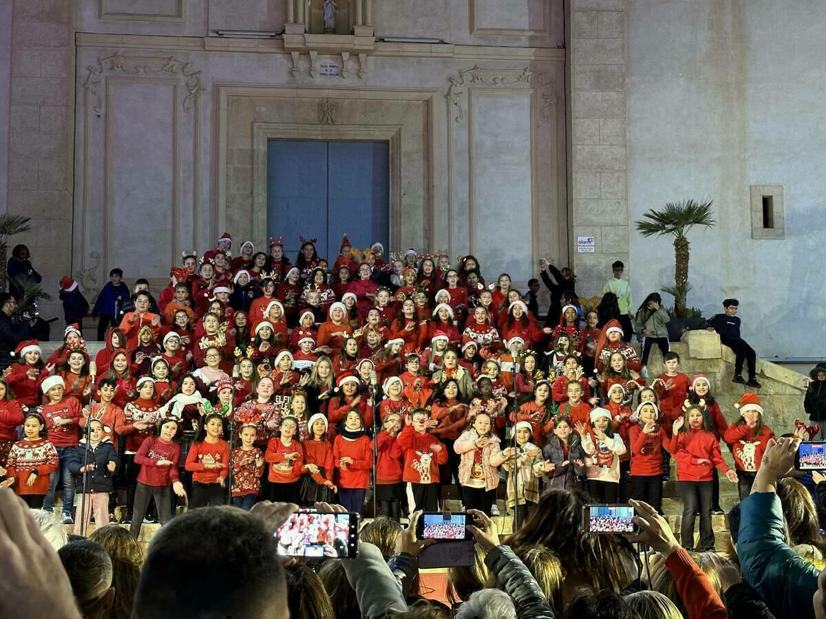 Los coros escolares y el encendido navideño abrieron la XII Feria de Navidad  