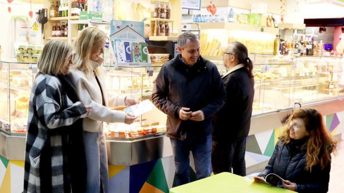 Comercio y Patrimonio Histórico estrenan en el Mercat Municipal la campaña de animación lectora ‘Espera llegint’