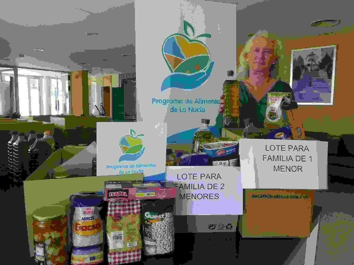 117 escolares reciben &ldquo;lotes de comida&rdquo; del Ayuntamiento de La Nuc&iacute;a.
