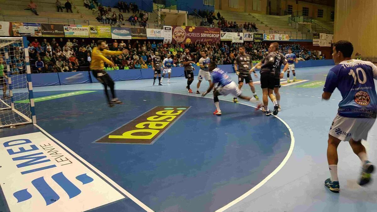 Balonmano &middot; Un desacertado Benidorm no puede con el Liberbank Ciudad Encantada